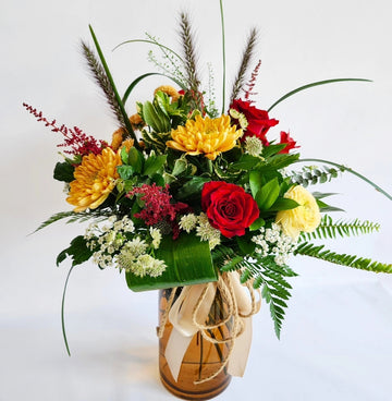 Arrangement vase ambré en hauteur (teintes de rouge, blanc et orangé)