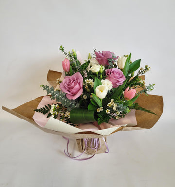 Bouquetto contemporain (Bouquetto tulipes, roses et lisianthus )