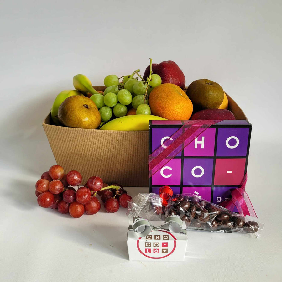 Panier d’assortiment de fruits et chocolats