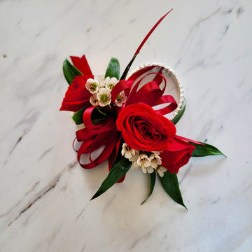 Bracelet et/ou boutonnière de graduation de roses en grappe rouges.