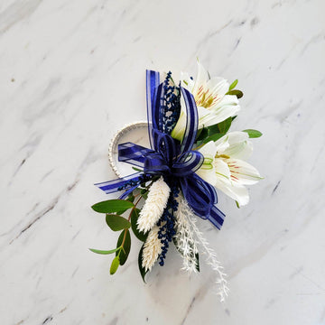 Bracelet et/ou boutonnière de graduation altroemeria blanches et fleurs séchées dans le bleu foncé.