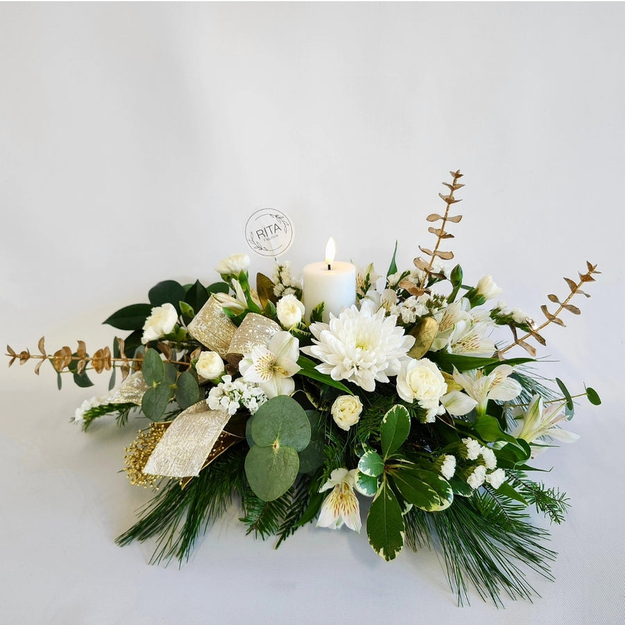 Le centre de table doux blanc et doré avec une chandelle DEL
