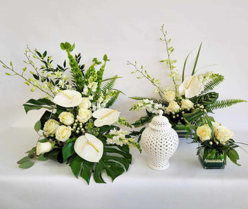 Créations florales pour accompagnement urne funéraire ( Le blanc exotique )