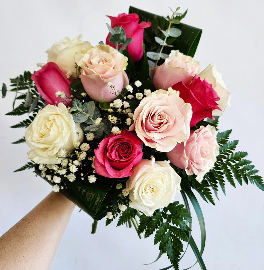 Emballage de douze roses teintes féminines