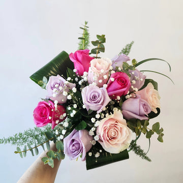 B) Emballage de douze roses teintes féminines