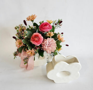 A) Le vase fleuri!