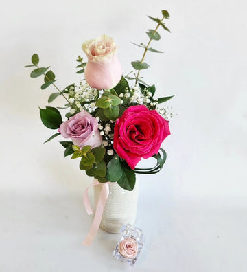 B) Le trio de roses féminines + coffret de mini rose éternelle rose