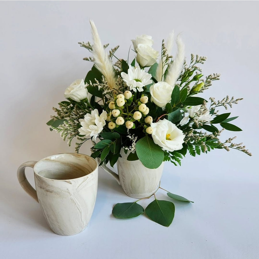 Arrangement tasse blanche contemporaine