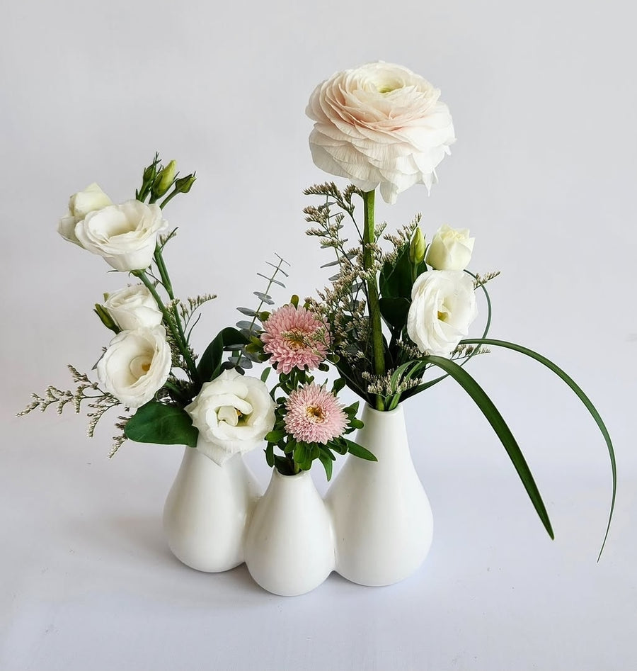 Arrangement style soliflore rose pâle et blanc