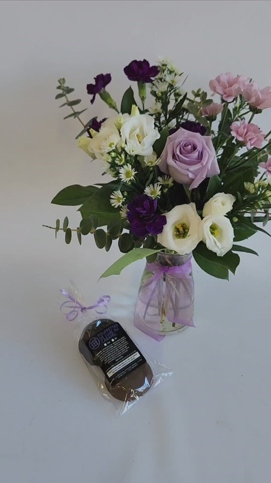 A) Le parfait duo! ( Fleurs et chocolats)
