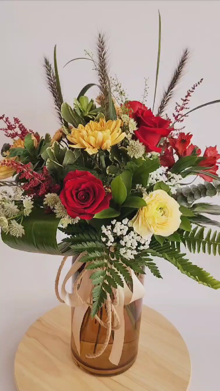 Arrangement vase ambré en hauteur (teintes de rouge, blanc et orangé)