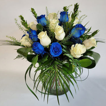 Arrangement dans un vase 24 roses bleues et blanches