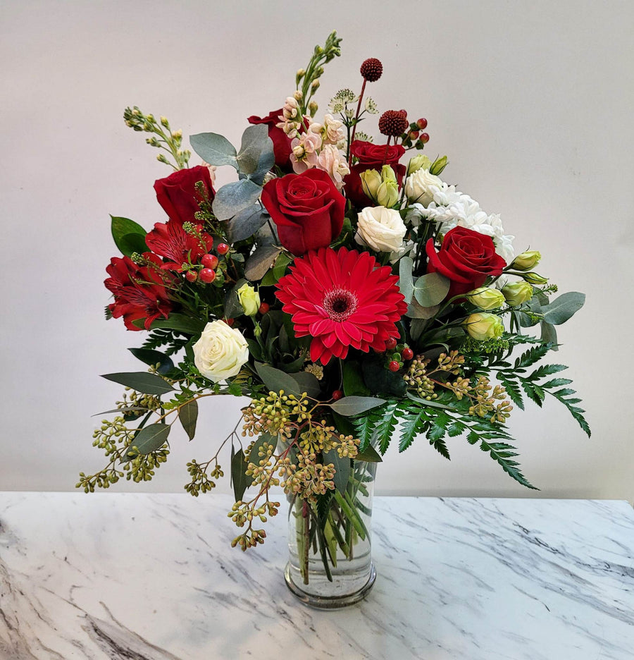L'amour est rouge!  Arrangement vase fleurs assorties rouge et blanche.