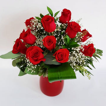 Arrangement dans un vase de roses rouges (12-20-24)