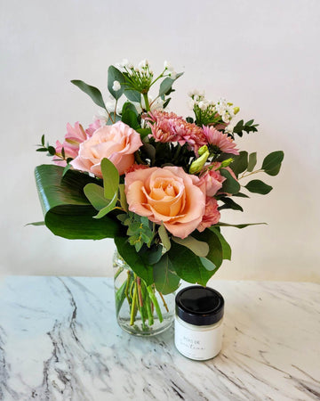 C) Arrangement de bienveillance + bougie floral.