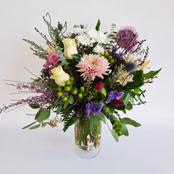 Arrangement dans un vase teinte lilas/mauve/blanc