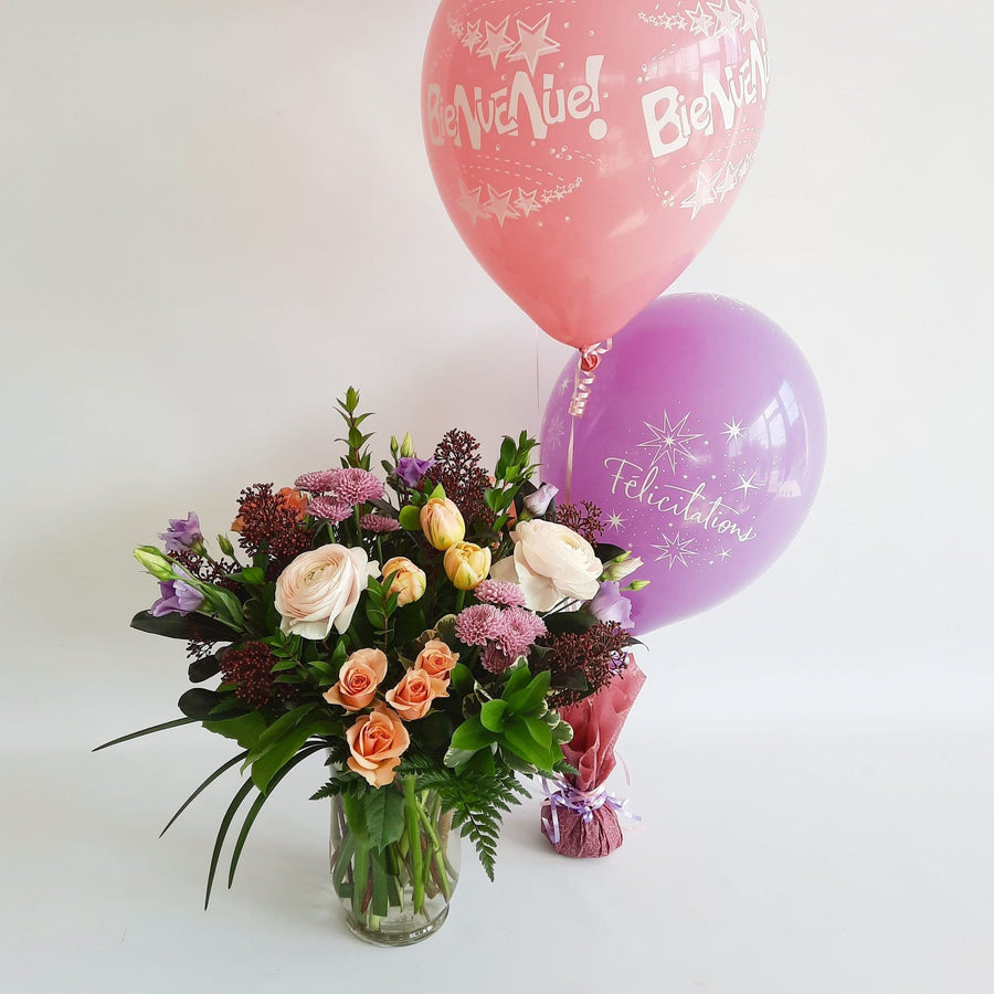 Arrangement  dans un vase pour une Naissance  ( Fleurs et Ballons)