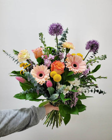 B) Le parfait ( Emballage teintes pastels jaune-rose-mauve-blanc)