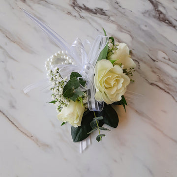 Bracelet et/ou boutonnière de graduation de petites roses en grappe blanches.