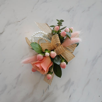 Bracelet et/ou boutonnière de graduation petites roses en grappe pêches et accompagnements