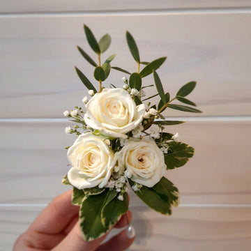 Boutonnière petites roses blanches